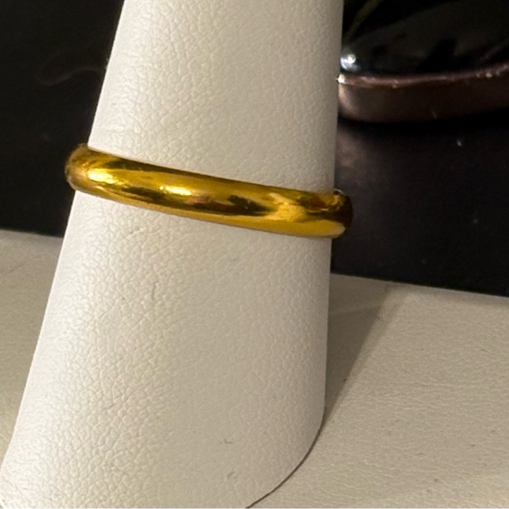Elegant Gold tone Band Ring